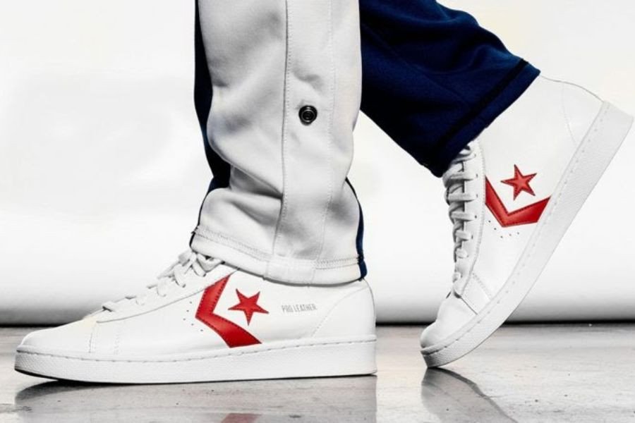 Cửa hàng Store Cons Đà Lạt trưng bày nhiều mẫu giày thể thao chính hãng, thu hút giới trẻ.