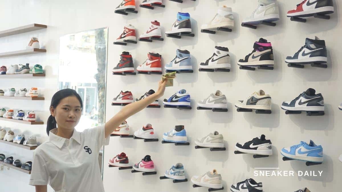 Cửa hàng Swagger Sneaker trưng bày giày bóng rổ New Balance