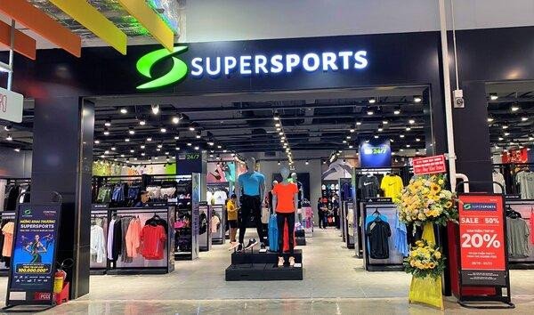 Cửa hàng thời trang thể thao Supersports với không gian rộng rãi và nhiều mẫu giày New Balance chính hãng được trưng bày