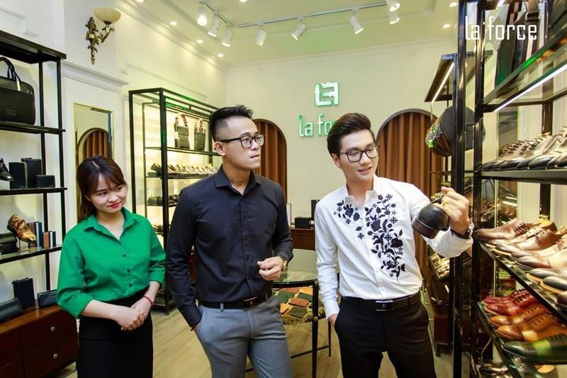 Cửa hàng trưng bày các mẫu giày lười nam cao cấp và phụ kiện da