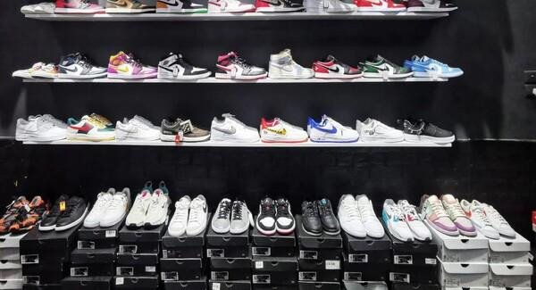 Đa dạng các đôi giày New Balance được trưng bày tại Sneaker Daily, sẵn sàng phục vụ nhu cầu của khách hàng