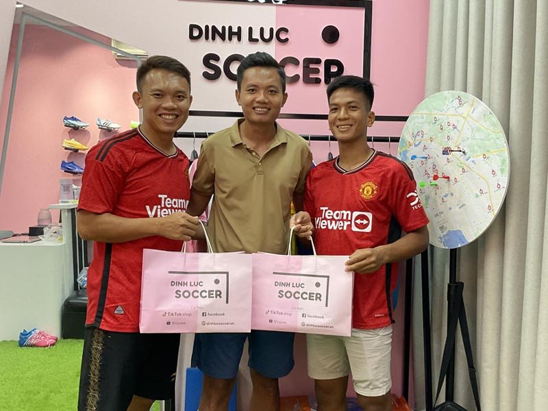 Đa dạng các mẫu giày đá bóng giá rẻ tại cửa hàng ở Hà Nội