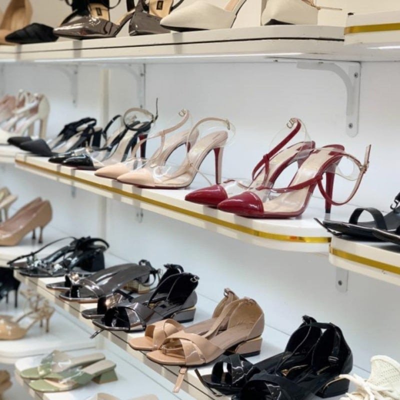 Đa dạng mẫu mã và màu sắc giày dép cho phụ nữ trung niên