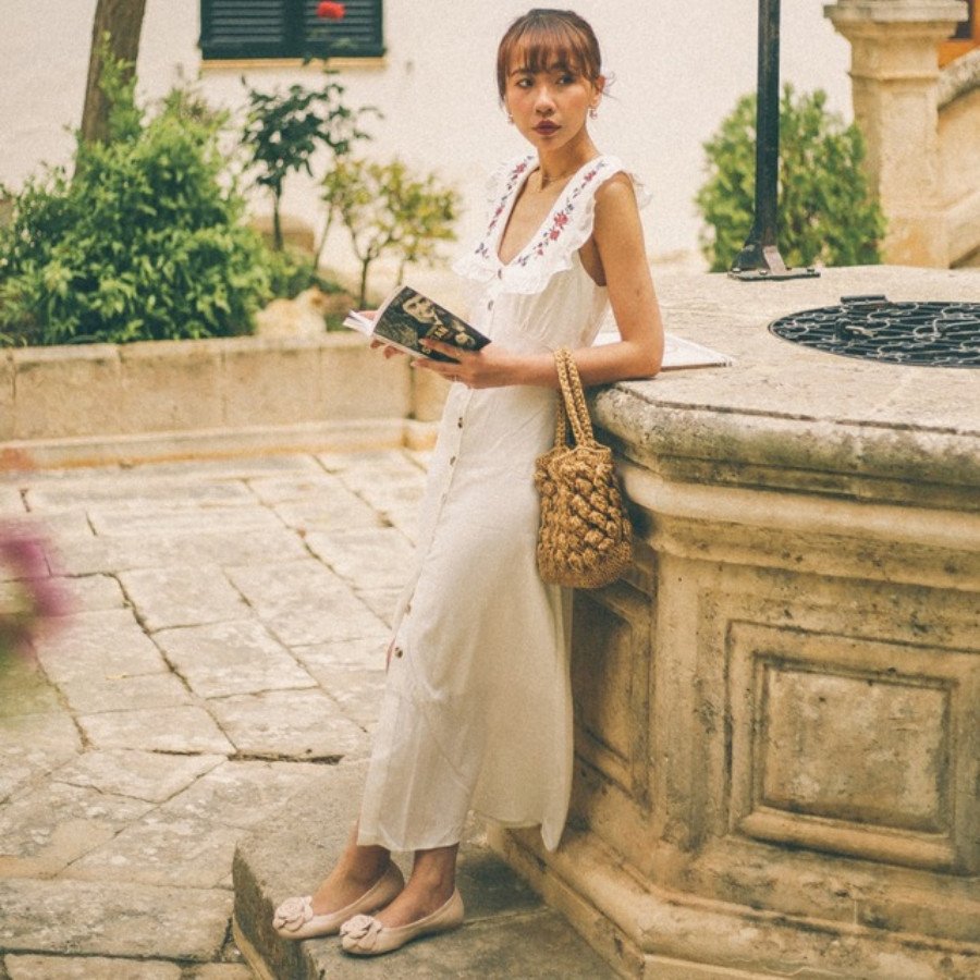 Đầm maxi họa tiết và giày búp bê thoải mái