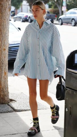 Đầm sơ mi thanh lịch kết hợp giày thể thao trắng