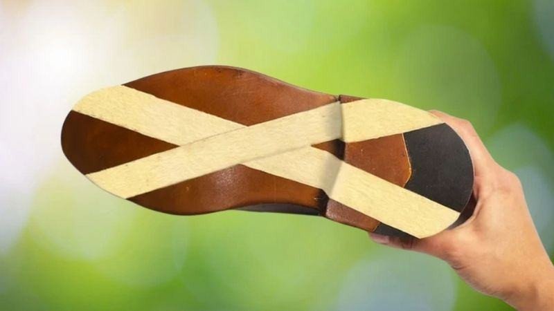 Dán băng dính hình chữ X lên đế giày thể thao giúp tăng độ bám tạm thời.