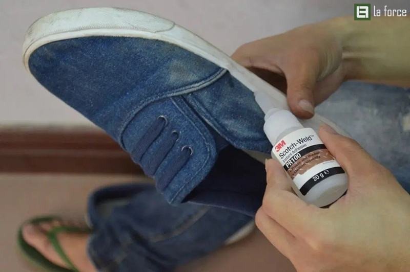 Dán keo chuyên dụng để khắc phục giày bị hở keo một cách hiệu quả tại nhà