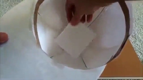 Dán miếng giấy nhỏ để bịt kín phần chóp mũ còn hở