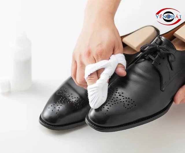 Đánh bóng giày da bằng kem dưỡng da