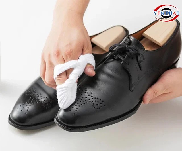 Đánh bóng giày da bằng sáp ong tự nhiên