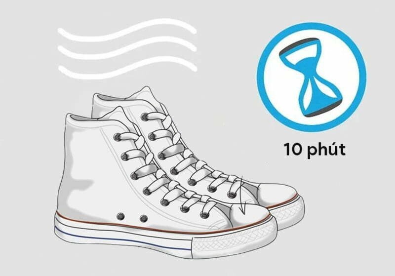 Đánh bóng phần đế giày trắng bằng kem đánh răng