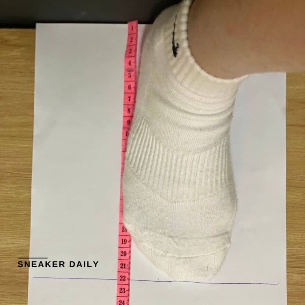 Đánh dấu đầu ngón chân dài nhất để xác định size giày Nike Dunk