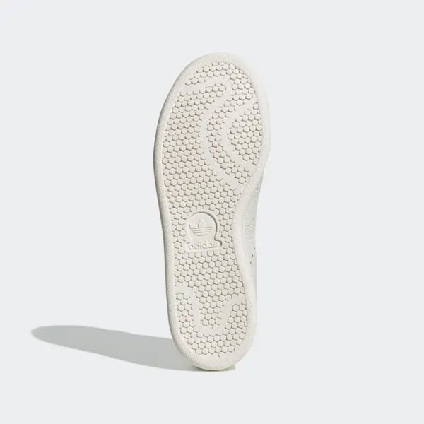 Đánh giá hình ảnh giày sneaker qua chất liệu đế và gót