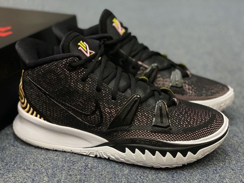 Đánh giá Nike Kyrie 7, một lựa chọn giày bóng rổ outdoor ngon cho tốc độ