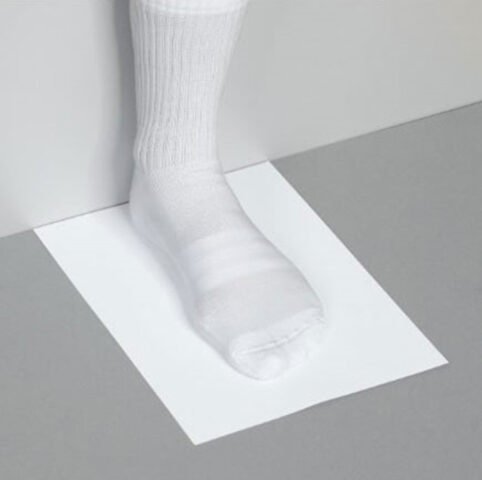 Đặt chân lên giấy để đo chiều dài giày Converse nam