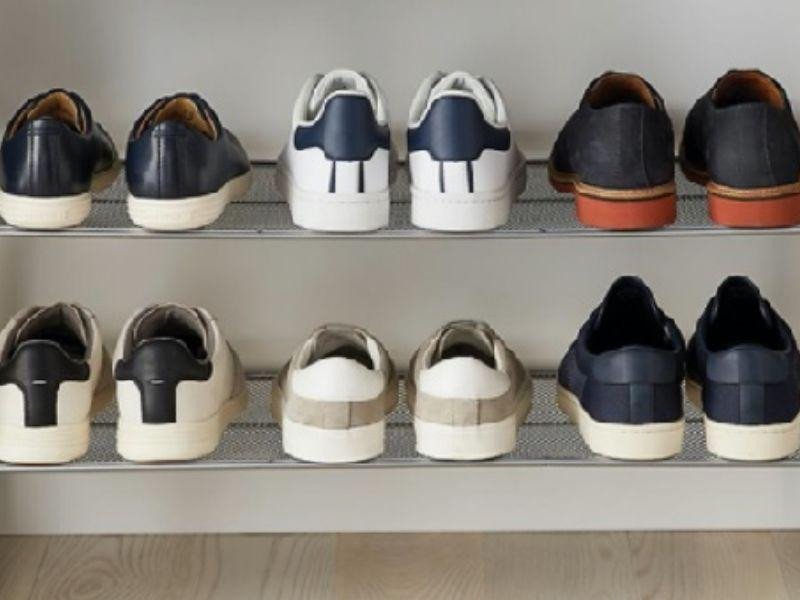 Đặt giày sneaker ở nơi khô ráo để giữ độ mềm mại