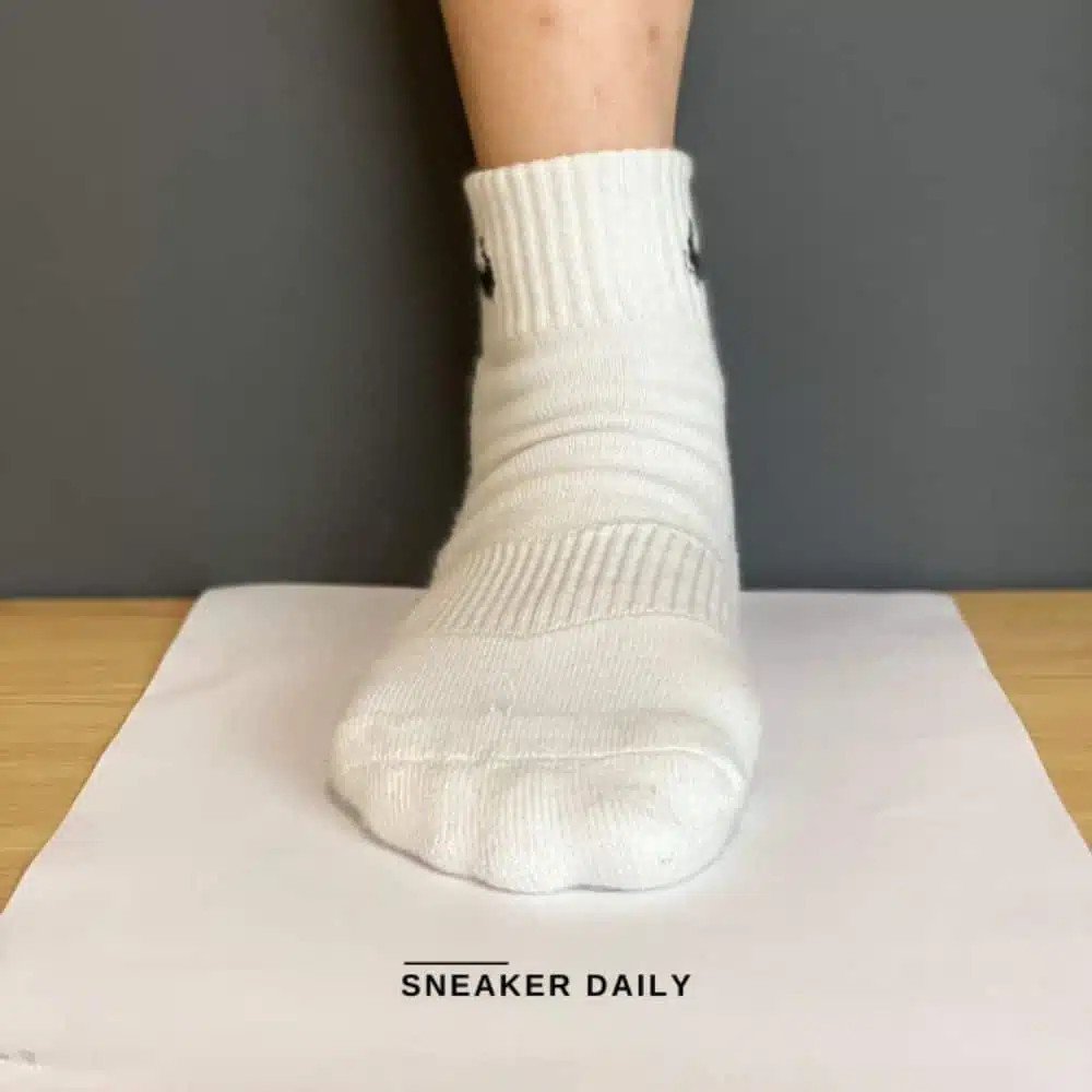 Đặt tờ giấy A4 sát tường để đo chiều dài bàn chân khi chọn size giày Jordan 1 Low