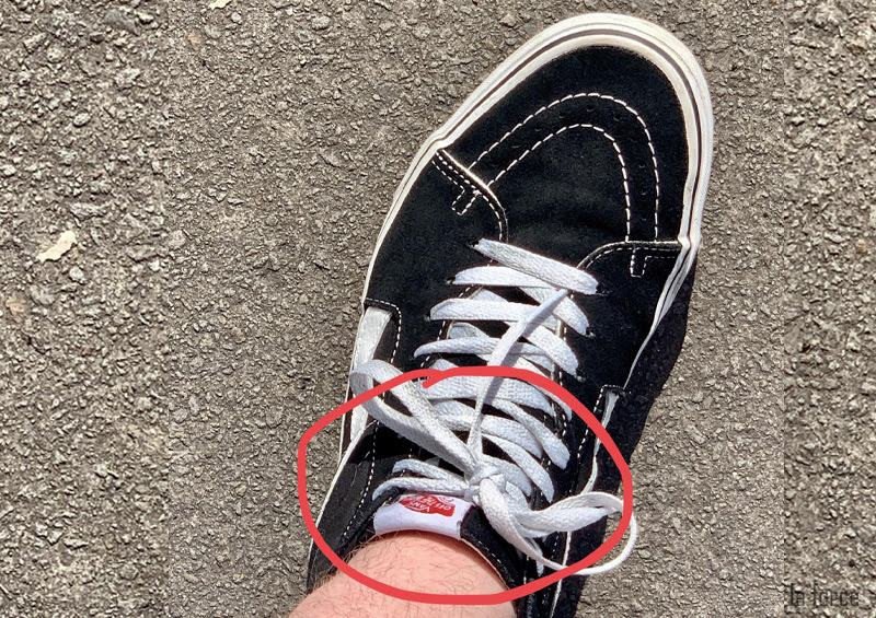Dấu hiệu nhận biết và nguyên nhân phổ biến khiến phần lưỡi gà của giày bị lệch
