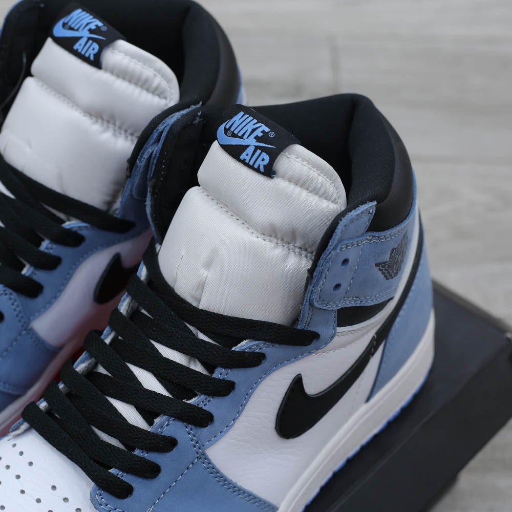 Dấu Swoosh đen nổi bật trên giày Jordan 1 High University Blue Like Auth