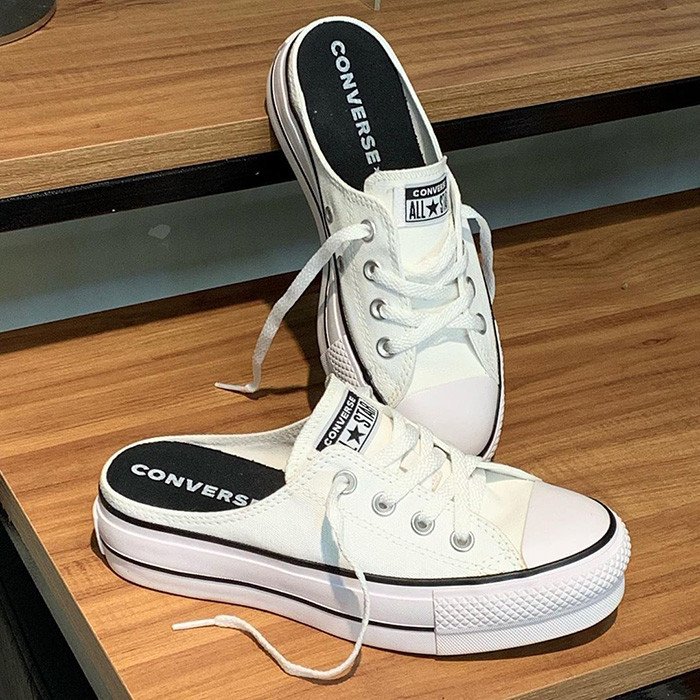 Dây giày truyền thống và phần upper ôm chân của sục Converse