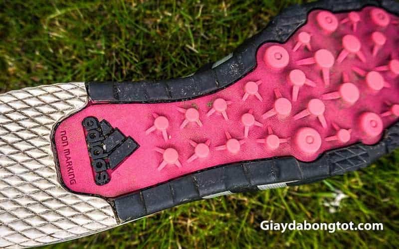 Đế đinh dăm TF của giày đá bóng Adidas với đinh cao su giúp bám sân cỏ nhân tạo hiệu quả