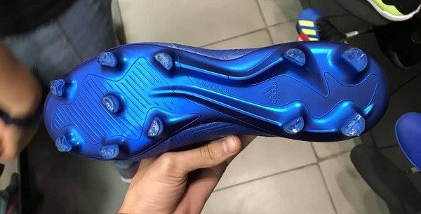 Đế đinh FG của giày đá bóng, cấu trúc đinh nhựa cứng dài hỗ trợ bám sân