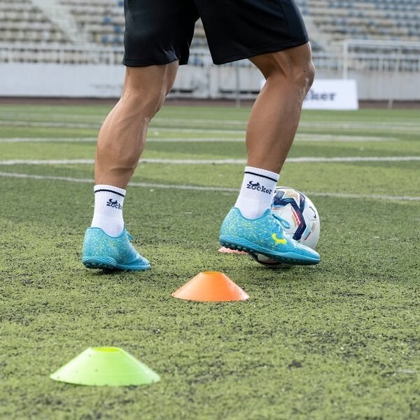 Đế đinh TF giúp tăng cường độ bám và ổn định khi chơi bóng