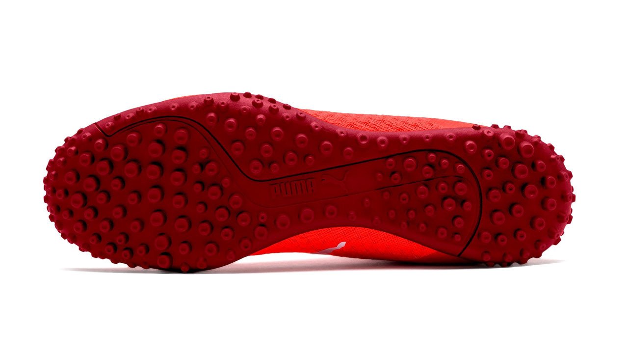Đế đinh TT của Puma với thiết kế đinh dăm tương tự TF, lý tưởng cho sân cỏ nhân tạo Việt Nam