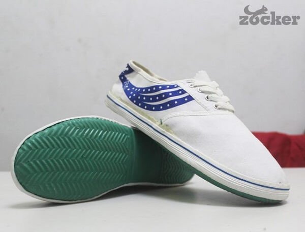 Đế giày Asia và giày vải thường không có đinh bám sân chuyên dụng