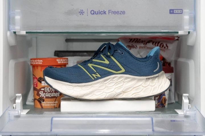 Đế giày chạy bộ New Balance Fresh Foam X More v4 được thử nghiệm trong tủ đông, kiểm tra độ cứng của đệm Fresh Foam X.