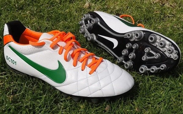 Đế giày đá bóng AG chính hãng cho khả năng bám sân và tản lực tối ưu