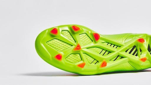 Đế giày đá bóng FG với cấu trúc đinh nhựa carbon, hỗ trợ di chuyển và xoay sở linh hoạt trên sân cỏ tự nhiên