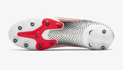 Đế giày đá bóng MG với đinh đa năng, phù hợp chơi trên nhiều loại sân