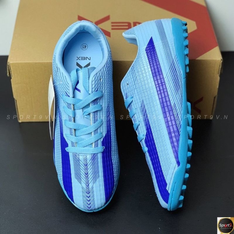 Đế giày đá bóng tầm trung có thể mòn nhanh hơn khi sử dụng cường độ cao