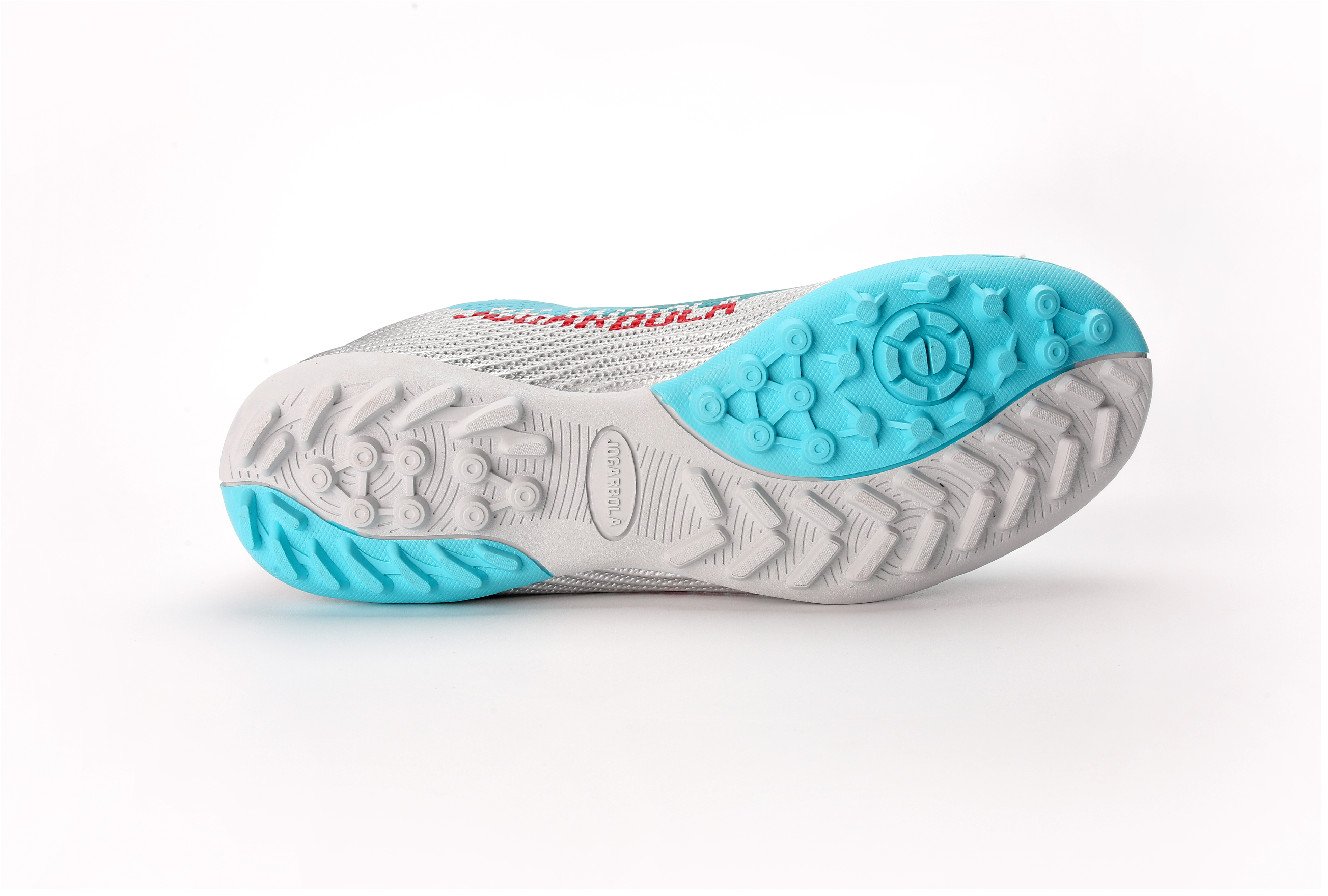 Đế giày đá bóng TF với hàng trăm đinh cao su nhỏ, là lựa chọn phổ biến cho sân nhân tạo