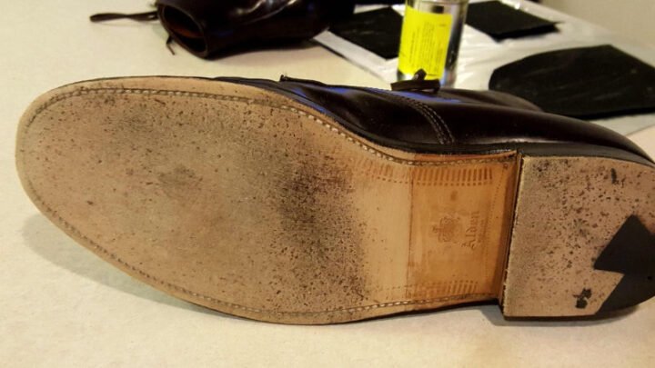 Đế giày thể thao bị mòn do sử dụng nhiều trên địa hình gồ ghề