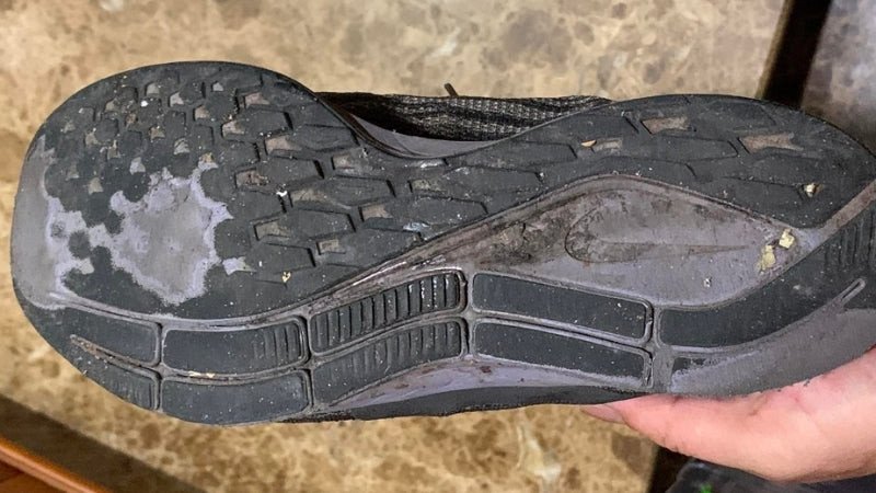 Đế giày thể thao mòn làm tăng nguy cơ trượt ngã trên bề mặt ẩm ướt