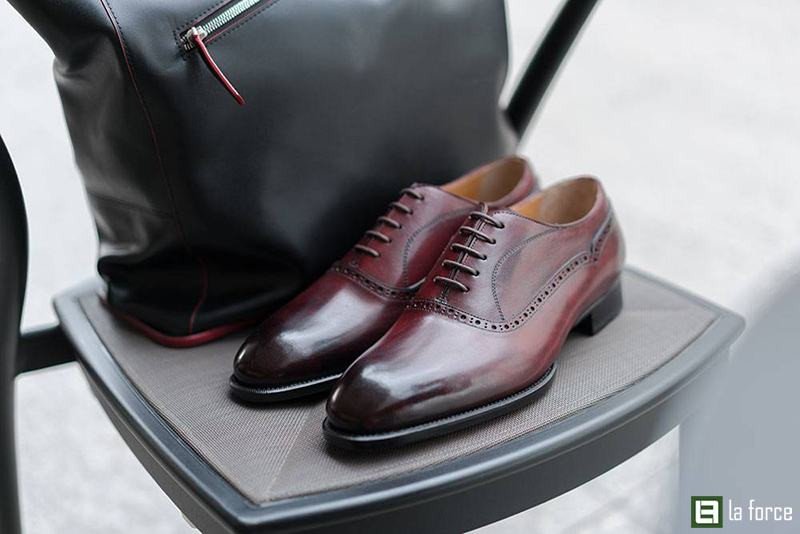 Đế gỗ của giày tây được xử lý tinh xảo với vân gỗ tự nhiên