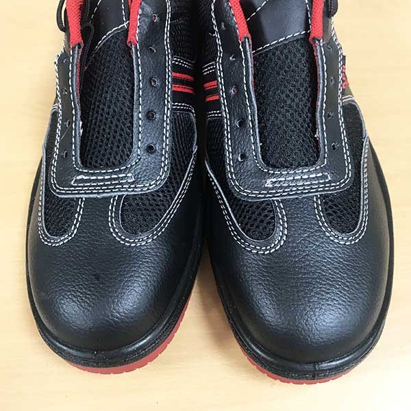 Đế kép PU chắc chắn của giày an toàn King Power i881 với các rãnh sâu chống trơn trượt hiệu quả