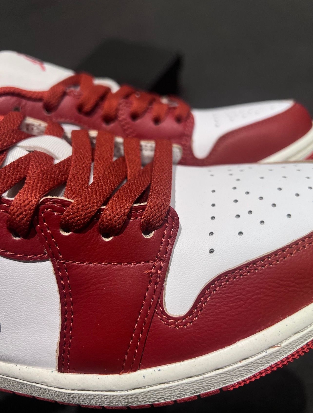 Đế ngoài của giày Jordan màu đỏ Dune Red, đảm bảo độ bám và bền bỉ