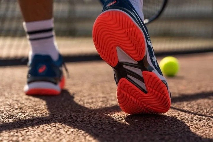 Đế ngoài của giày tennis chuyên dụng cho sân cứng, phù hợp với pickleball