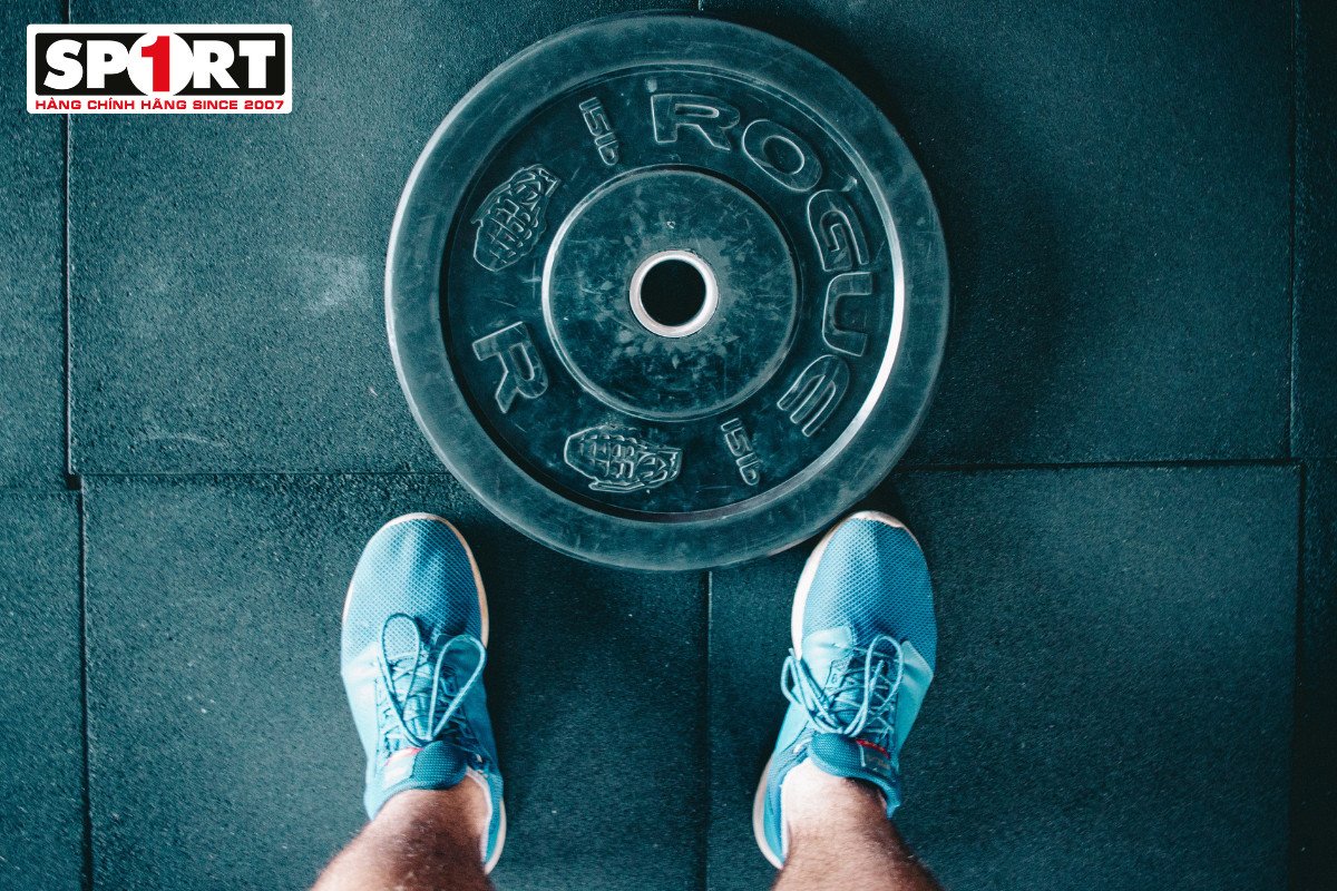 Đế ngoài của một đôi giày tập gym với các rãnh sâu tăng độ bám