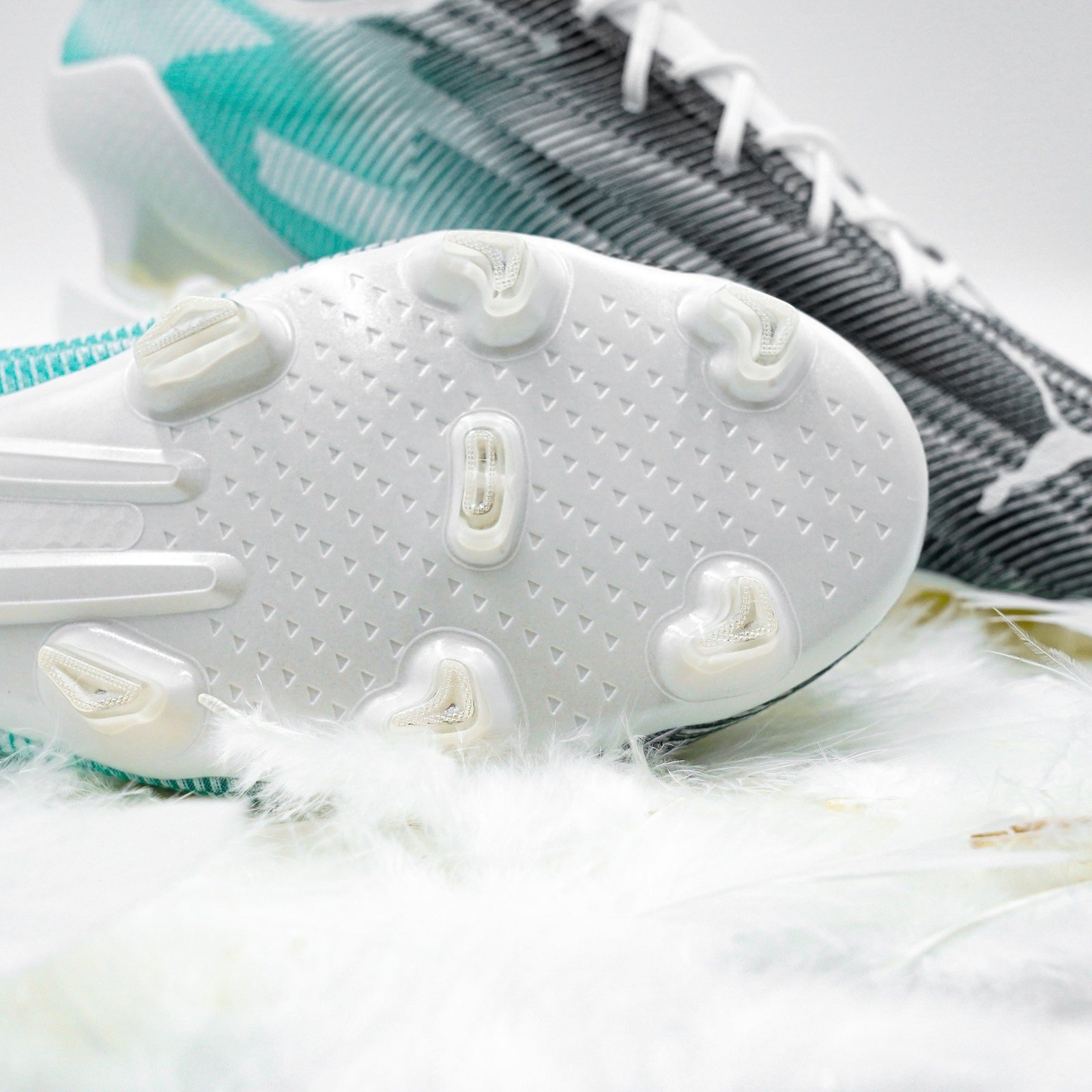 Đế ngoài Pebax của Puma Ultra SL 21 hỗ trợ tối ưu hóa khả năng tăng tốc của đôi giày đá bóng nhẹ nhất thế giới