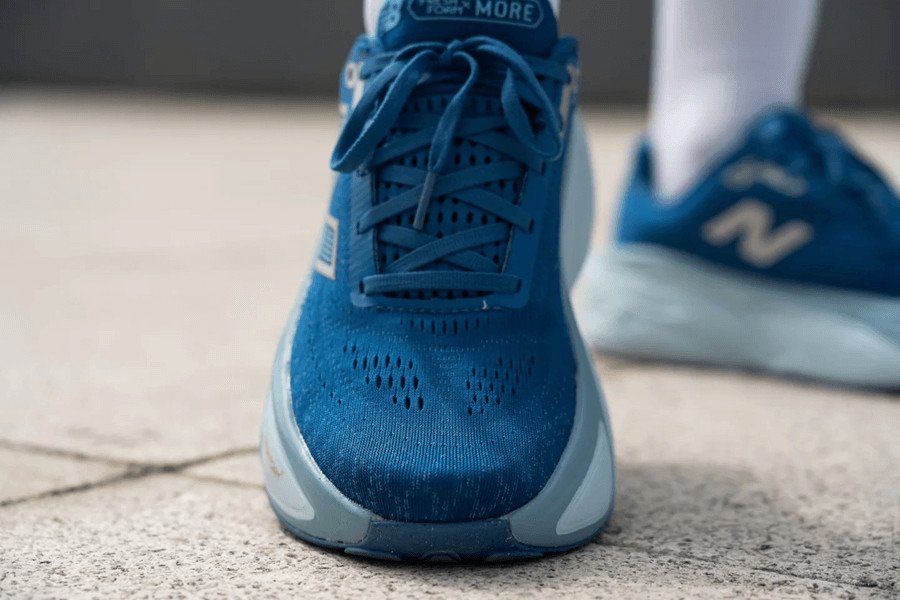 Đế ngoài rộng của giày New Balance Fresh Foam X More v5 mang lại sự ổn định