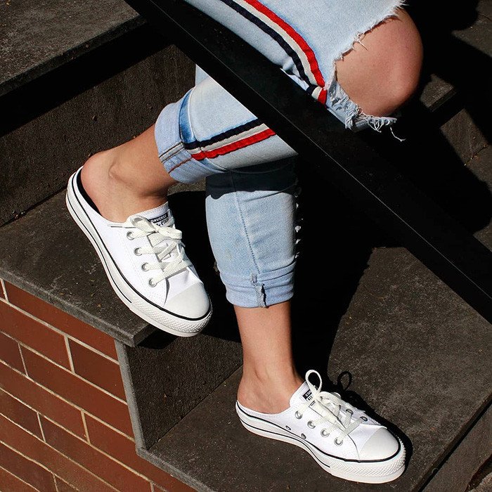 Đế ngoài vân kim cương chống trượt của giày sục Converse tiện dụng