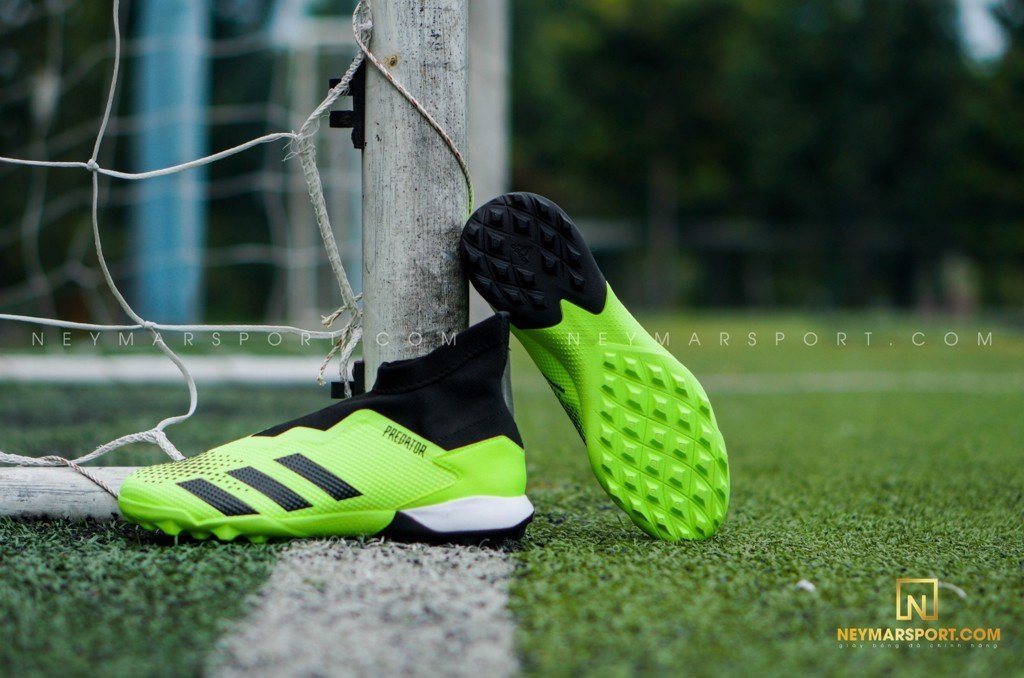 Đế TF chắc chắn của giày đá bóng Adidas Predator 20.3 không dây