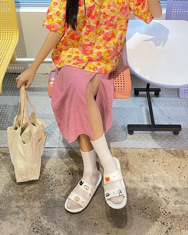 Dép xăng đan trắng đơn giản, sự lựa chọn thoải mái cho nữ sinh cấp 3