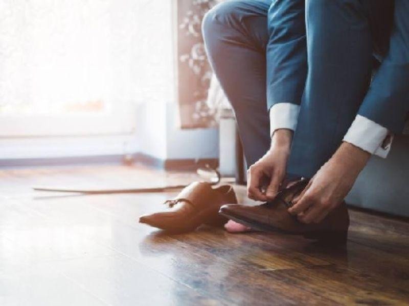 Đi lại trong nhà để làm mềm và giãn giày sneaker mới