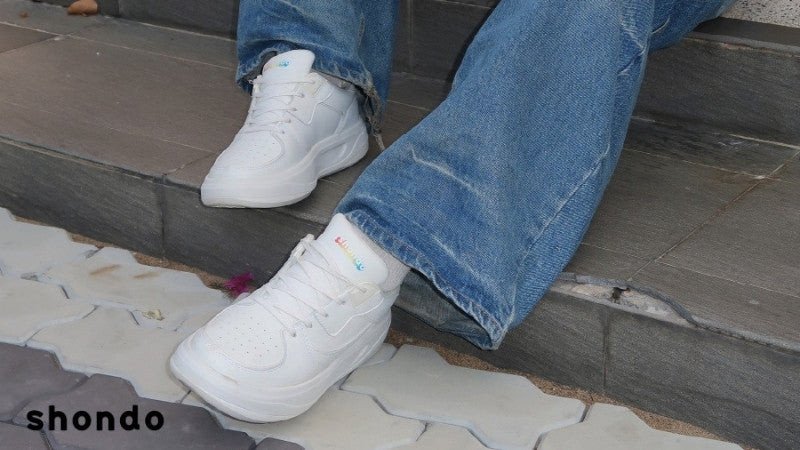 Đi tất dày có thể cân nhắc tăng size giày thể thao