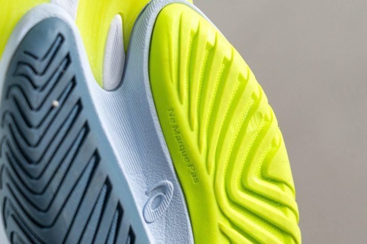 Độ bền đế ngoài của giày ASICS Court FF 3, một yếu tố quan trọng khi cân nhắc mua và chọn size giày ASICS tennis.